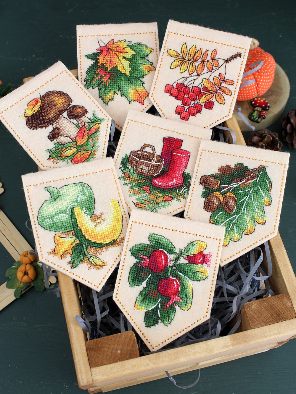 Kit de punto de cruz MP Studia ST-1096 – “Guirnalda otoñal beige (7 banderines)”