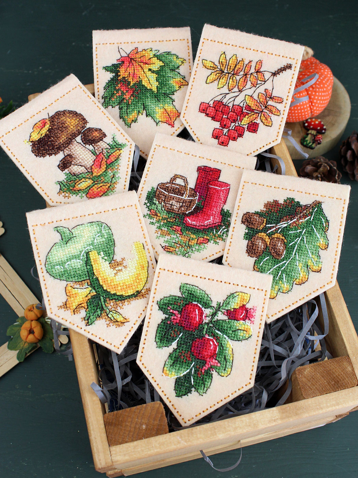 Kit de punto de cruz MP Studia ST-1096 – “Guirnalda otoñal beige (7 banderines)”