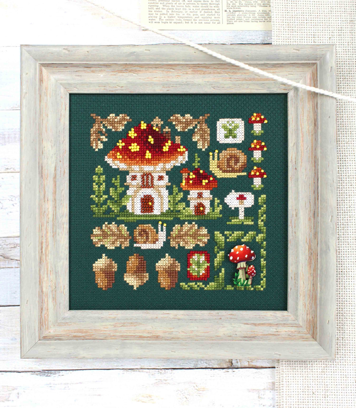 Kit de point de croix « Mini Sampler. Maison d’Amanita » SNV-944
