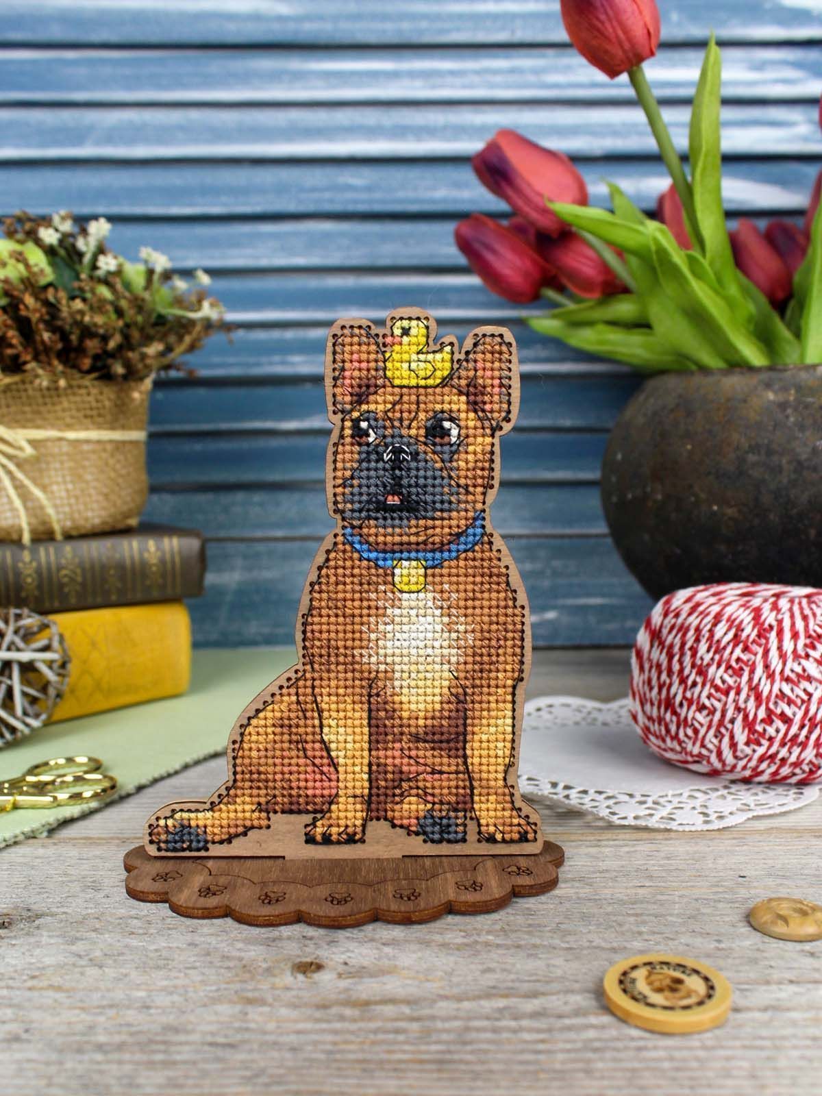 Kit de punto de cruz sobre madera MP Studia SO-166 French Bulldog and Duck – Bulldog Francés con Patito 14x12x7 cm