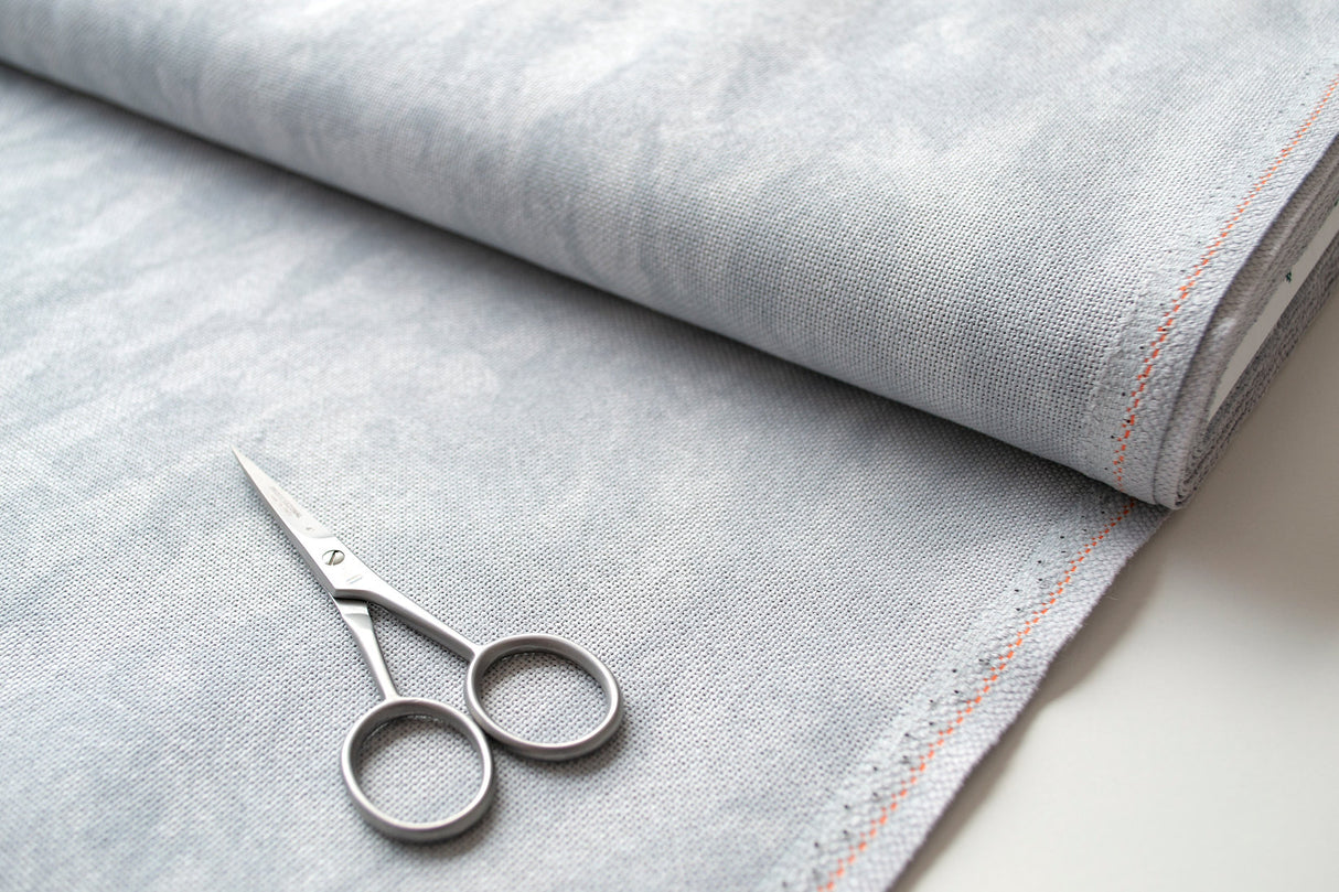 Detalle del efecto marmoleado en la tela Lugana 25 ct Zweigart color gris