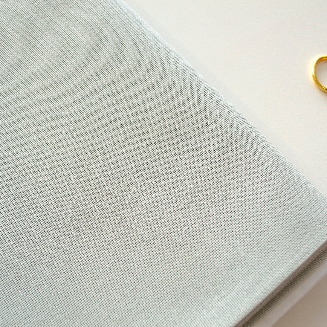 Tela Zweigart Lugana 28 ct color 3270/7095 doblada con hilo de bordar