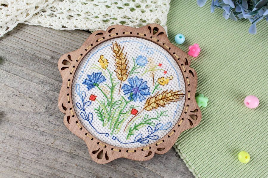 Broderie au point de croix sur socle en bois « Miniature. Bouquet de prairie » SO-092 par MP Studia
