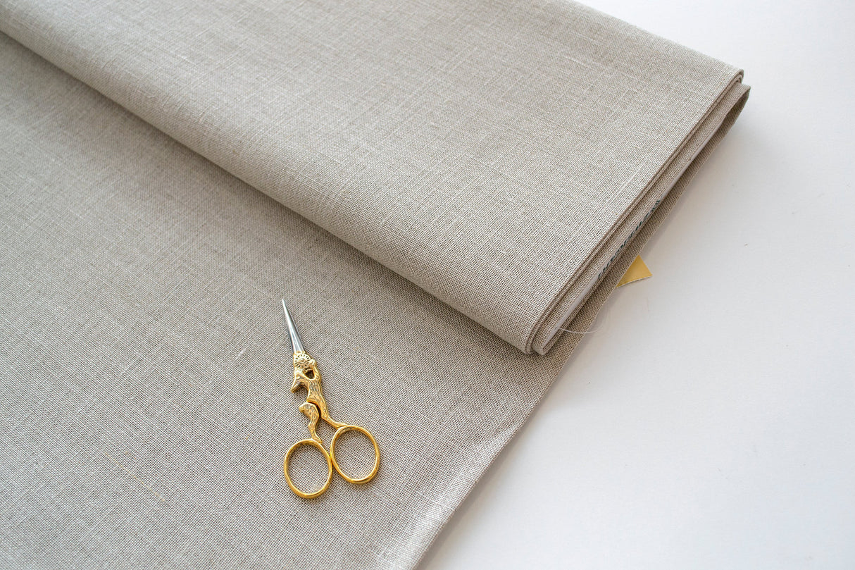 Detalle de la textura regular de la tela Belfast 32 ct Zweigart