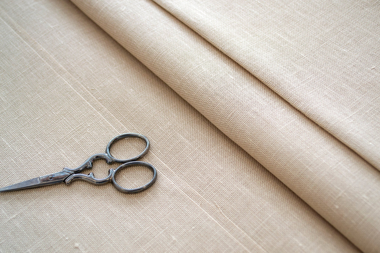 Detalle de la tela de lino Zweigart Belfast 32 ct Light Mocha