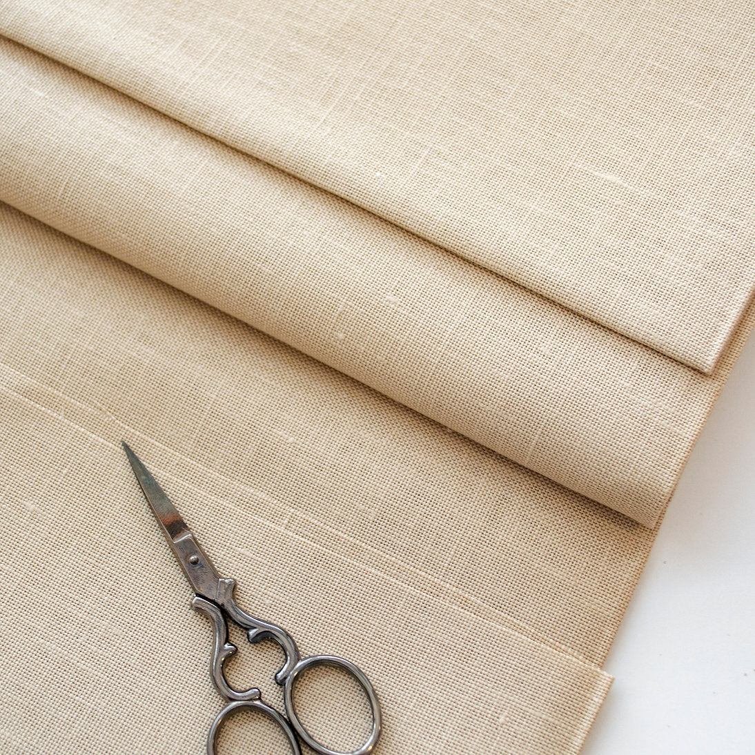 Tela de lino Belfast 32 ct Zweigart en color Light Mocha, textura naturală