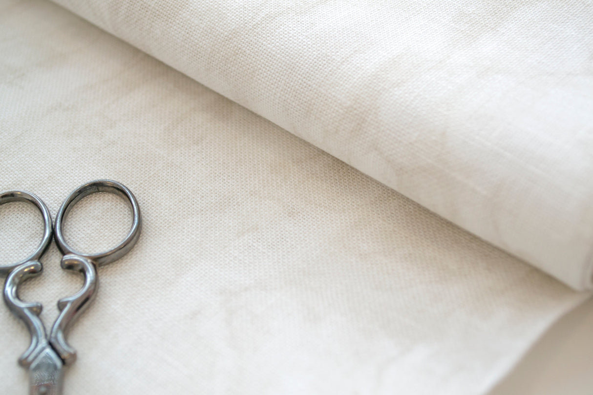 detalle textura marmoleada tela belfast vintage 32 ct zweigart dune