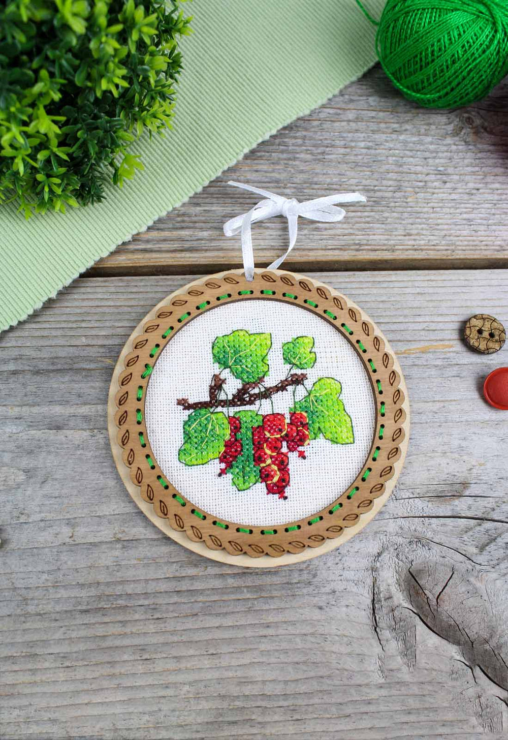 Bordado en madera MP Studia SO-131 – Miniatura “Bayas de verano: Grosellas rojas”
