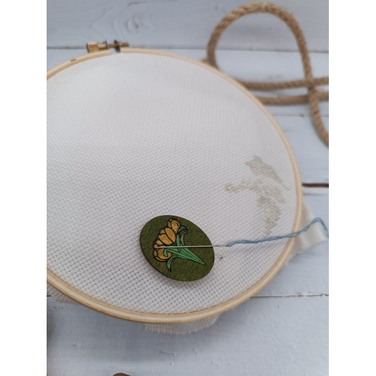 Needleminder KF059/204G “Yellow Flowers” Needle Magnet – Kind Fox by Wizardi