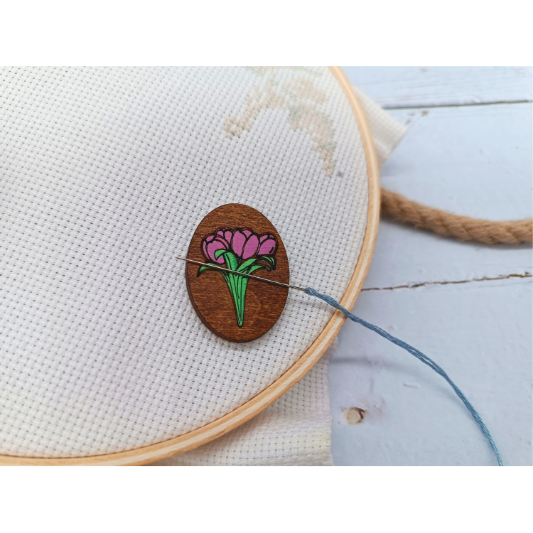 Imán portaagujas KF059/204P “Flores rosadas” – Kind Fox by Wizardi