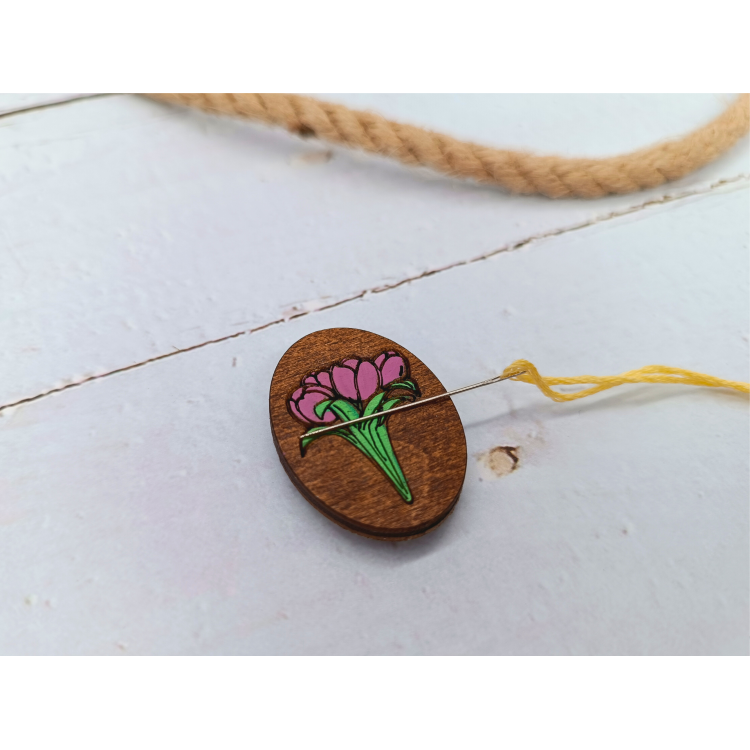 Imán portaagujas KF059/204P “Flores rosadas” – Kind Fox by Wizardi