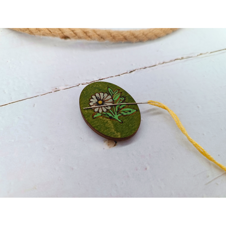 Needleminder KF059/205G “White Daisy” Needle Magnet – Kind Fox by Wizardi
