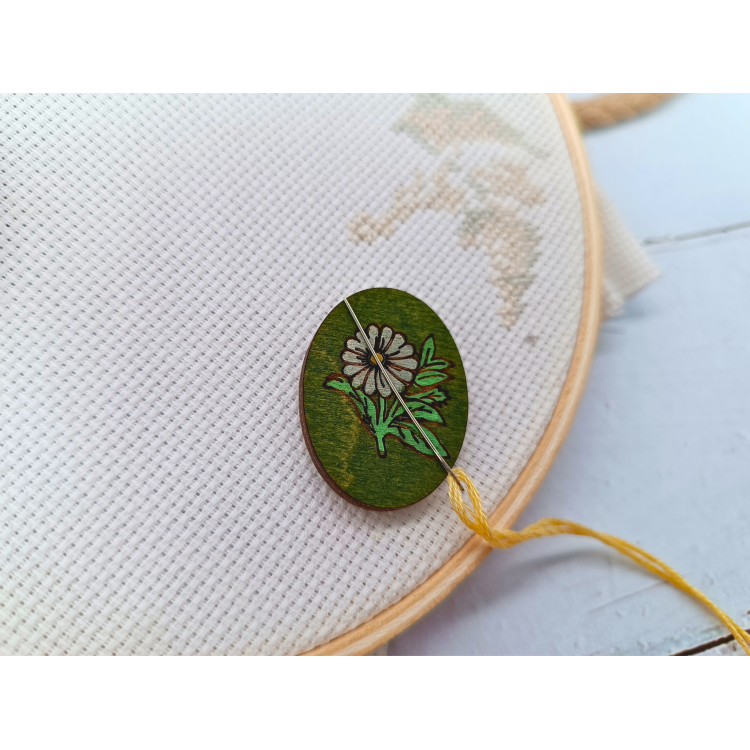 Imán portaagujas KF059/205G “Margarita blanca” – Kind Fox by Wizardi