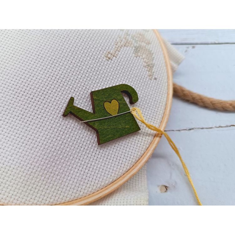 Needleminder KF059/64 “Green Watering Can” Needle Magnet – Kind Fox by Wizardi