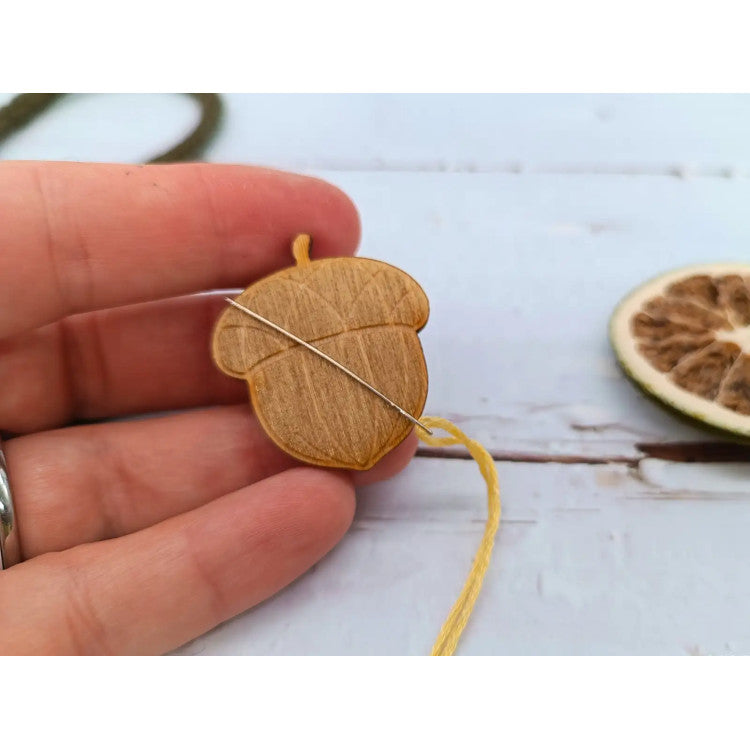 Needleminder Wizardi KF059/67G Needle Magnet – Golden Wooden Acorn