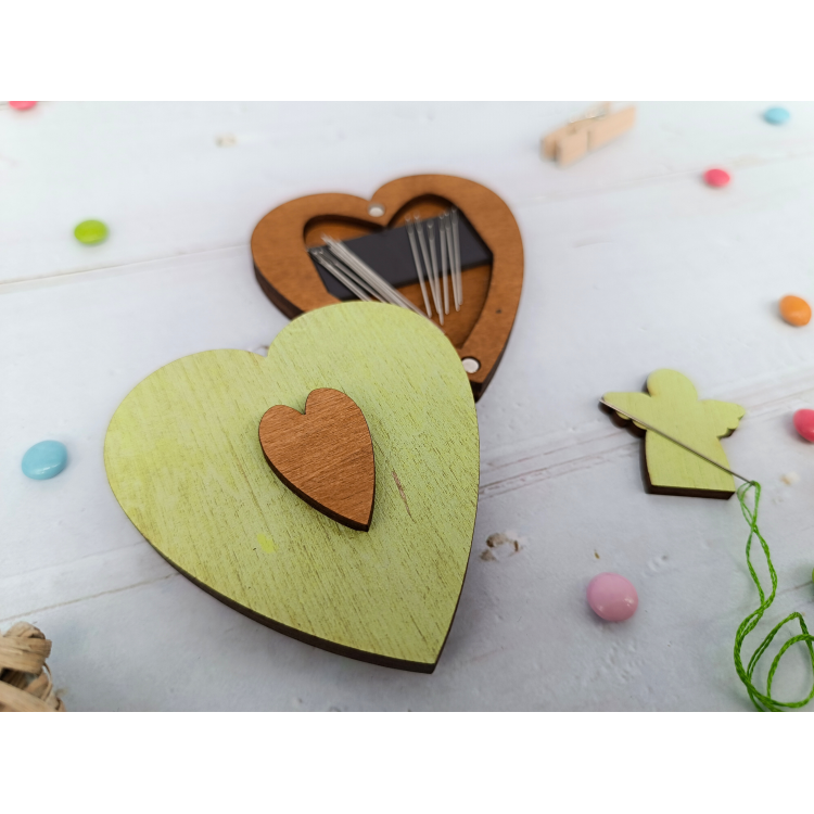 Étui à aiguilles avec coeur vert - Élégance et organisation par Wizardi KF056/100G