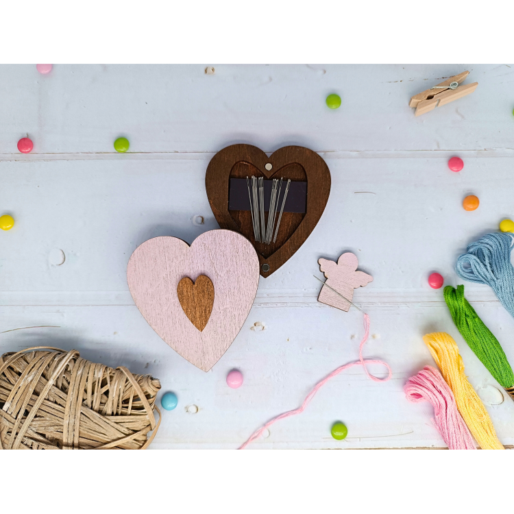 Porte-aiguilles en bois avec coeur rose - Wizardi KF056/100P