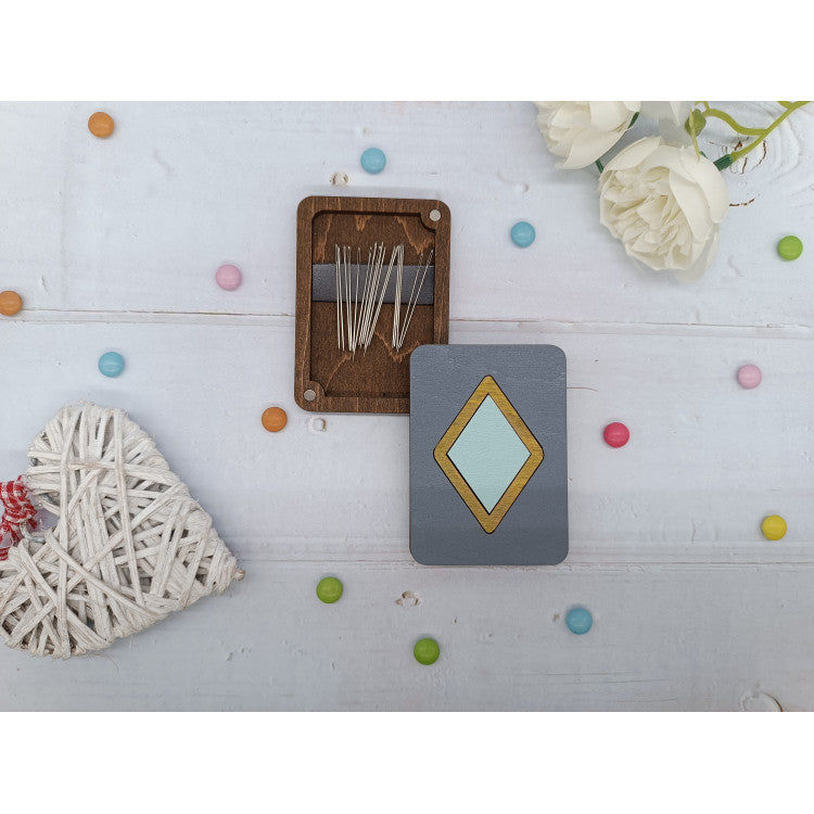 Étui à aiguilles en bois avec losange turquoise KF056/107