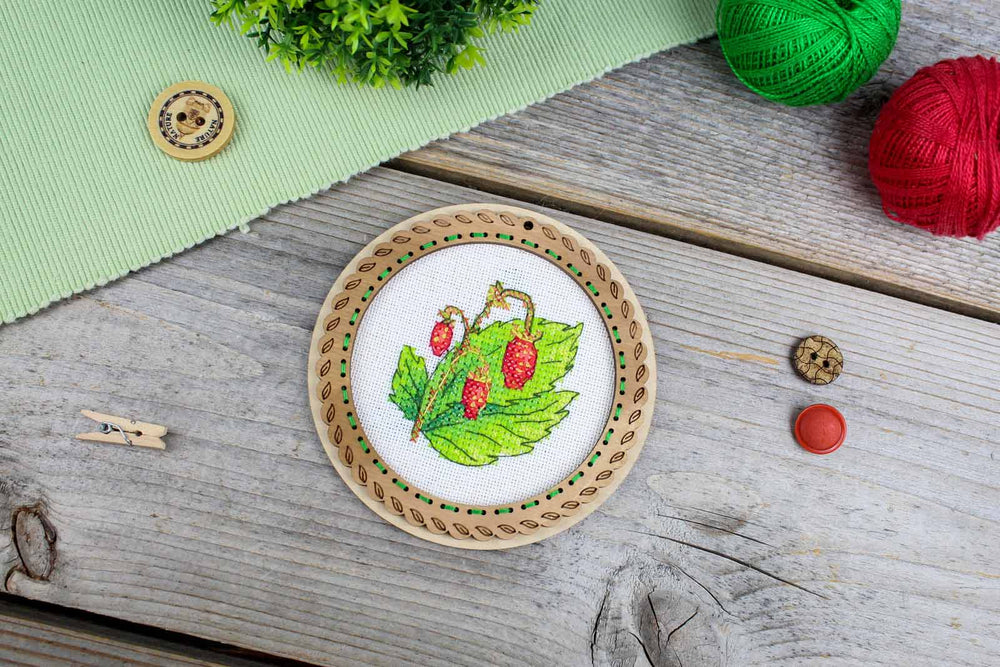 Bordado en madera MP Studia SO-133 – Miniatura “Bayas de verano: Fresas silvestres”