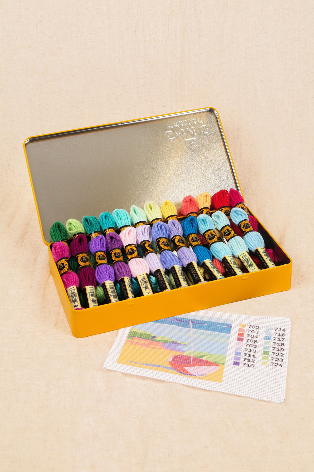 Coffret métal contenant 24 écheveaux de laine DMC Colbert - Edition limitée : L'élégance de la broderie