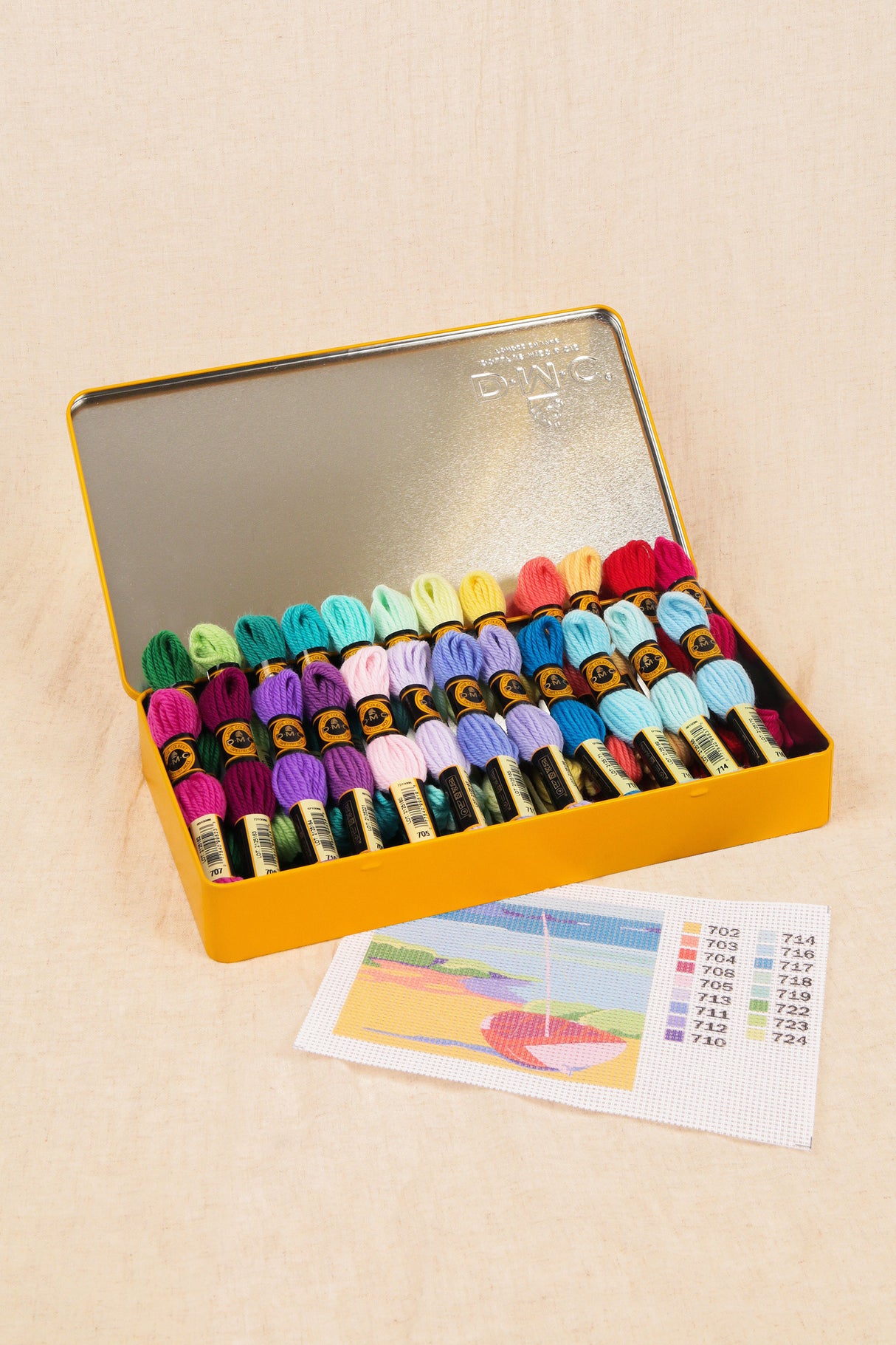 Coffret métal contenant 24 écheveaux de laine DMC Colbert - Edition limitée : L'élégance de la broderie