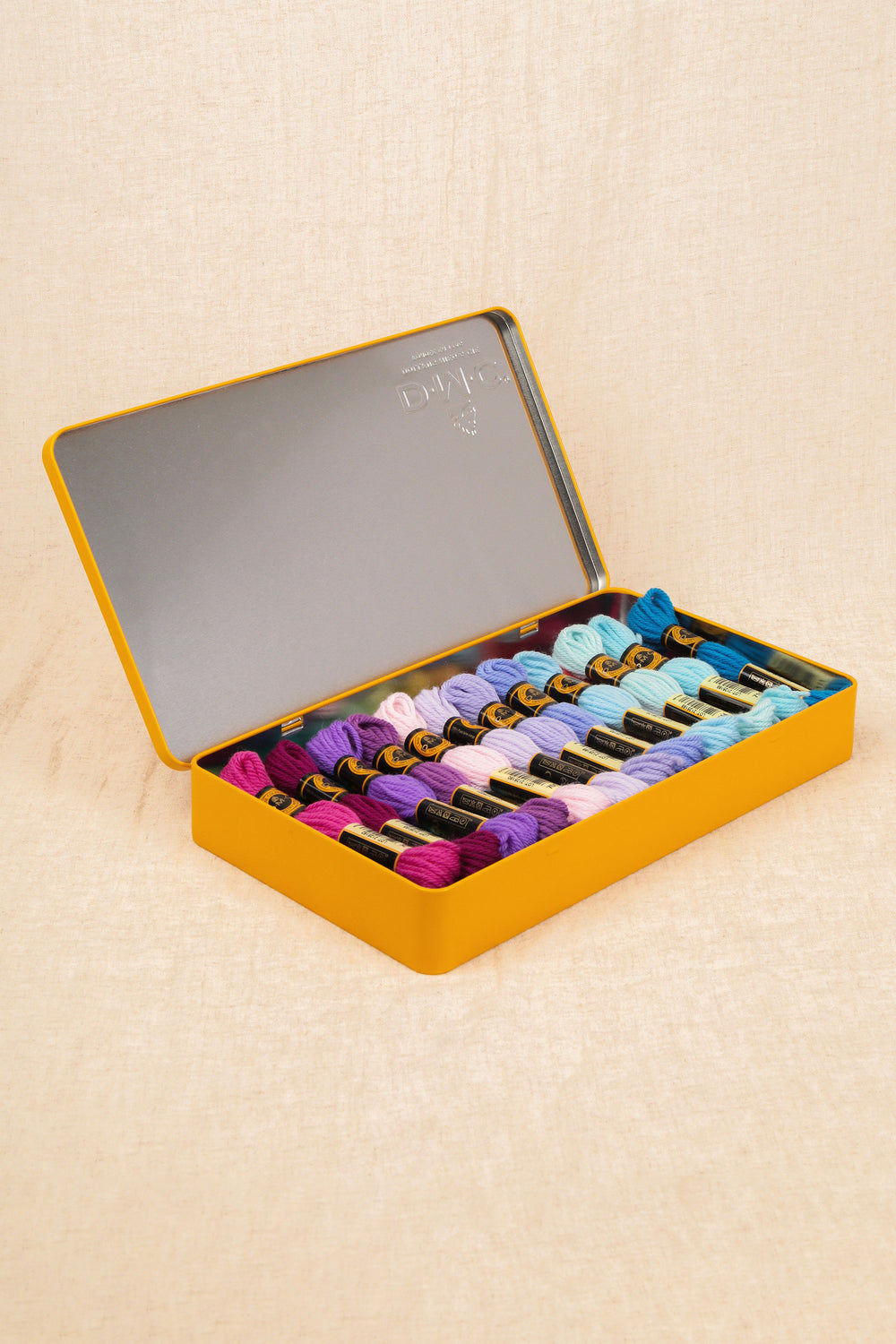 Coffret métal contenant 24 écheveaux de laine DMC Colbert - Edition limitée : L'élégance de la broderie