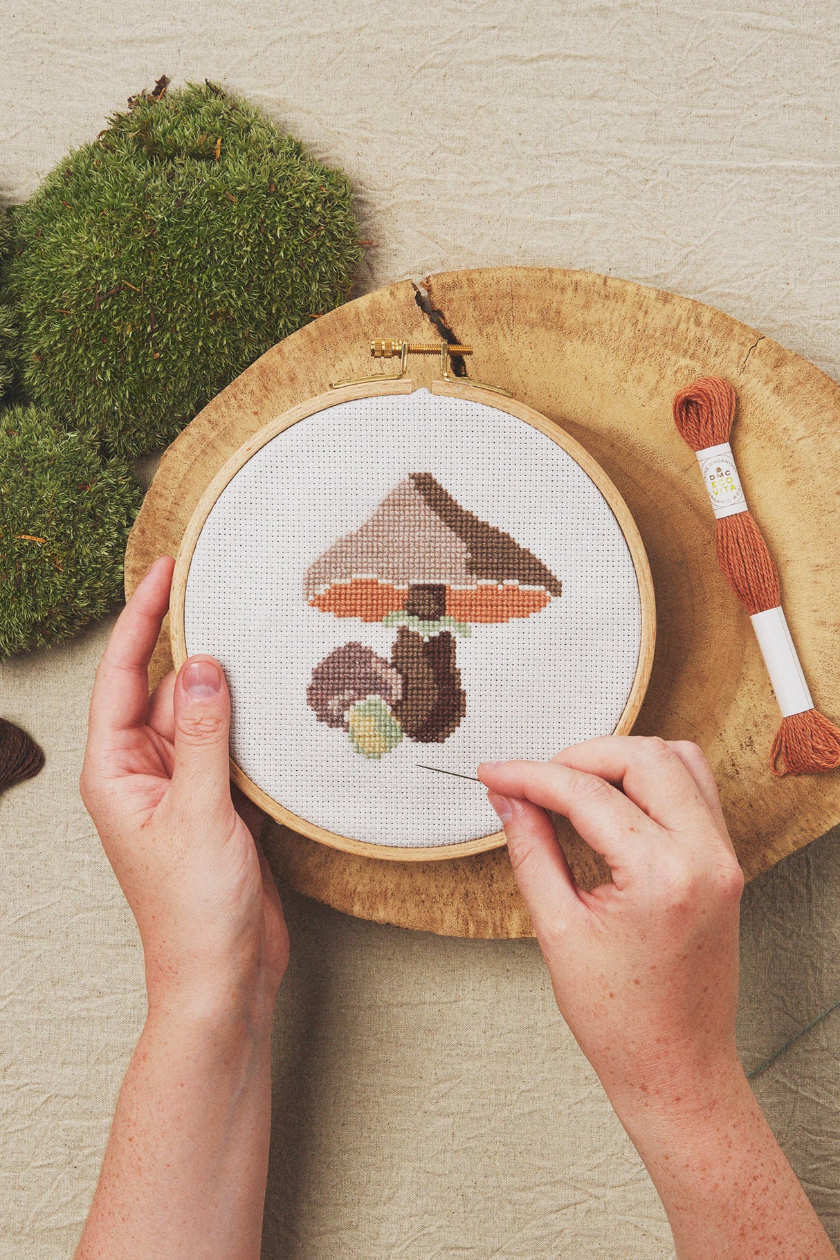 Colección Botánica Eco Vita: Hilos de Lana Orgánica y Patrones de Bordado Natural