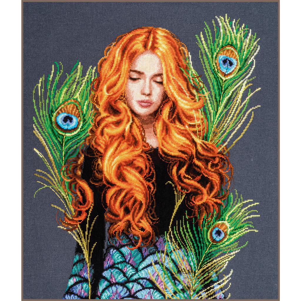 Kit de punto de cruz Lanarte The Peacock’s Muse con retrato de mujer pelirroja y plumas de pavo real bordadas sobre fondo oscuro.