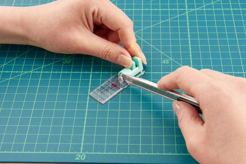 Uso de la guía de corte Clover 7710 para cortar patrones con precisión sobre base de corte