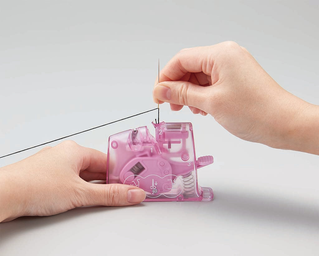 Enhebrador de agujas de costura Clover 4074 en color rosa, vista desde otro ángulo, accesorio esencial de mercería
