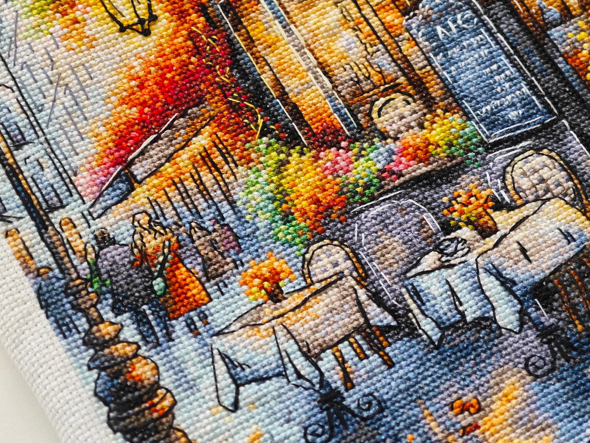 Detalle del bordado del kit de punto de cruz P051 Café en Otoño AVA Stitch