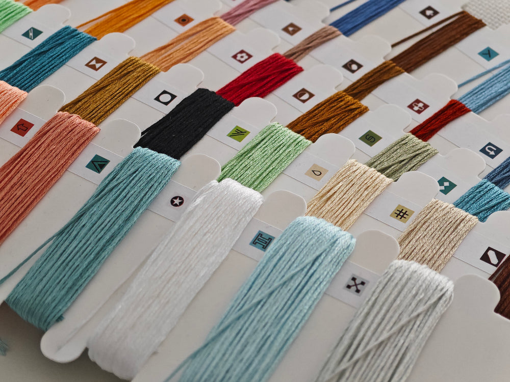 Kit de point de croix « La Dame au jardin » - AVA P148