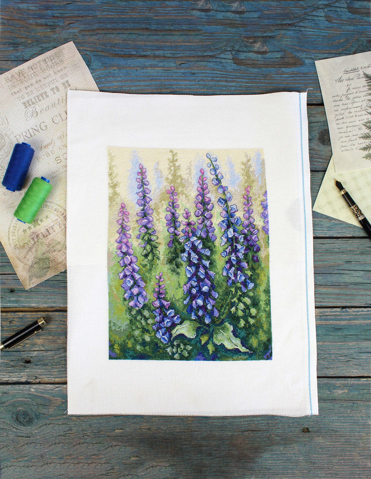 Kit de point de croix « Digitale insolite » MP Studia SNV-909 – Élégance florale