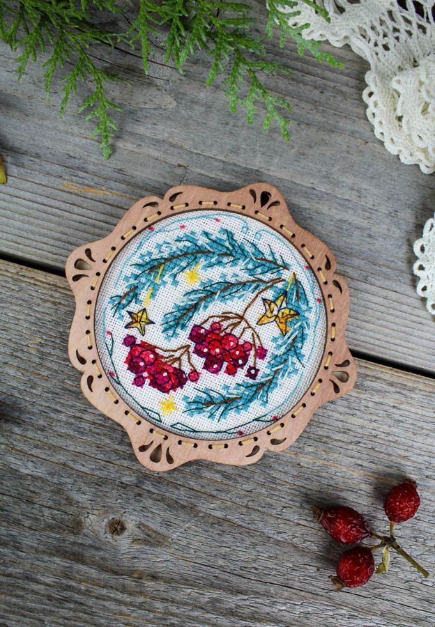 Broderie au point de croix sur socle en bois "Miniature. Cadeau d'hiver" SO-102 par MP Studia