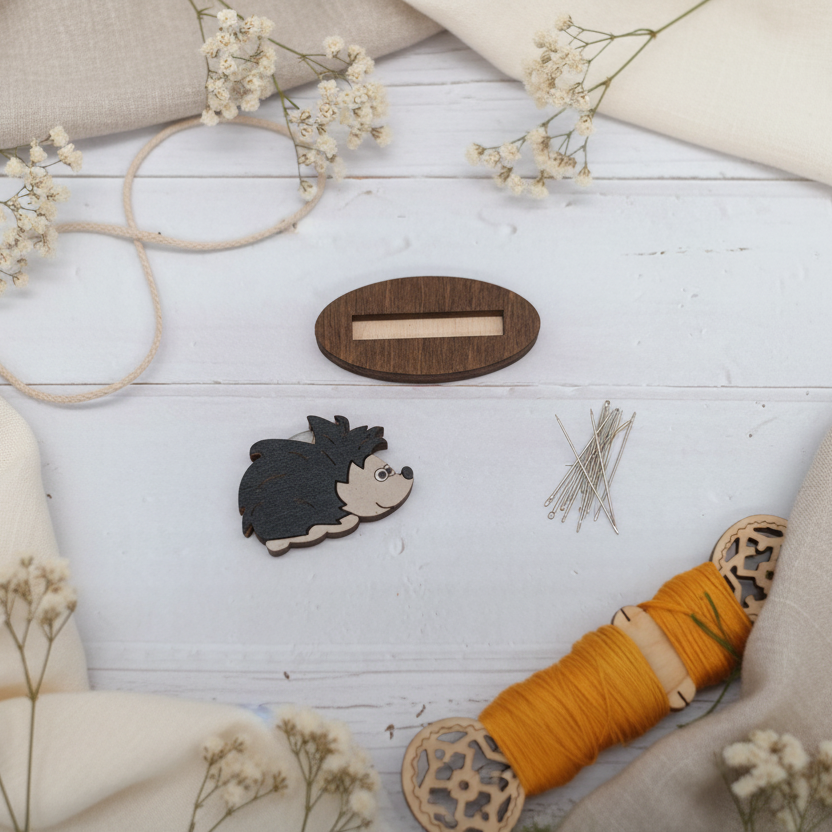 Coupe-fil en bois Hérisson KF050/3 | Accessoire de broderie et de couture