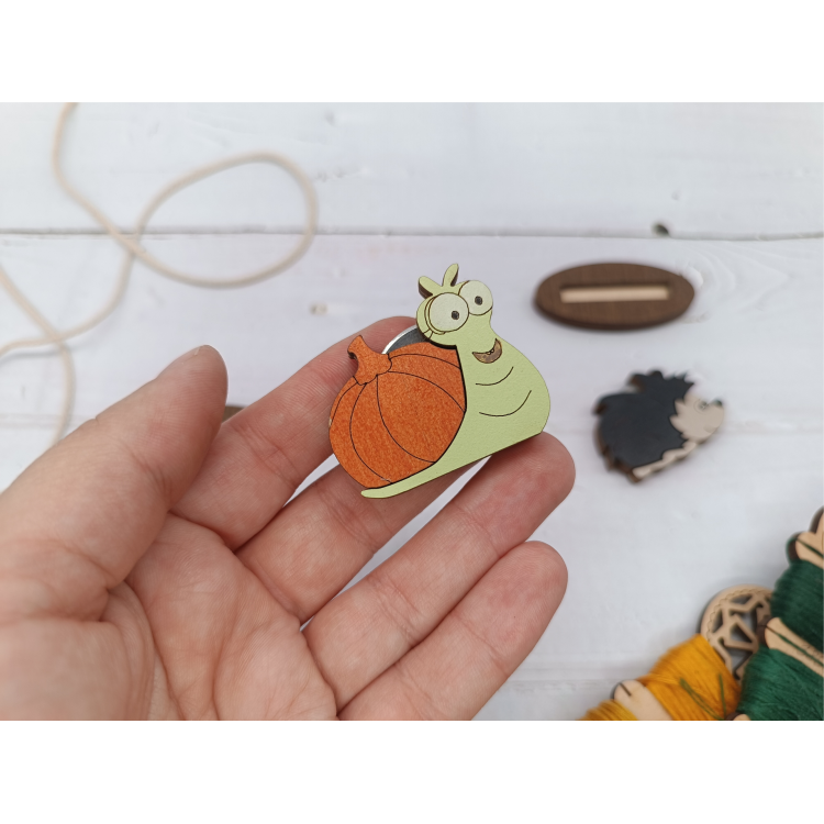 Cortahilos de madera Caracol KF050/4 | Accesorio para bordado y costura