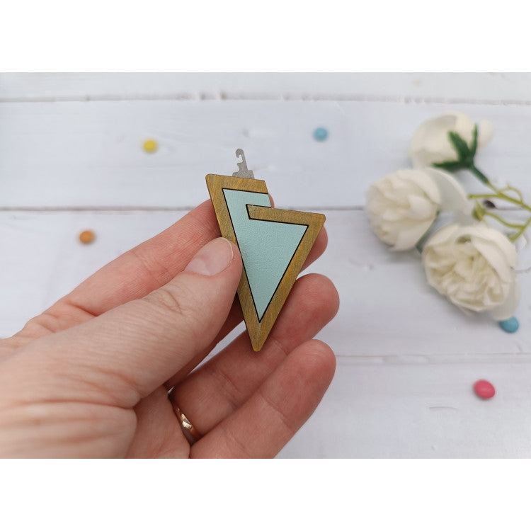 Enfile-aiguille triangulaire turquoise KF070/3