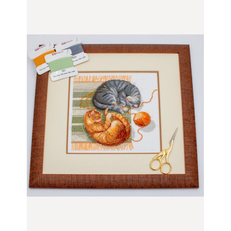 Aine A1035 Cats and Threads Cross Stitch Kit – Cats with Ball of Yarn on Aida 14