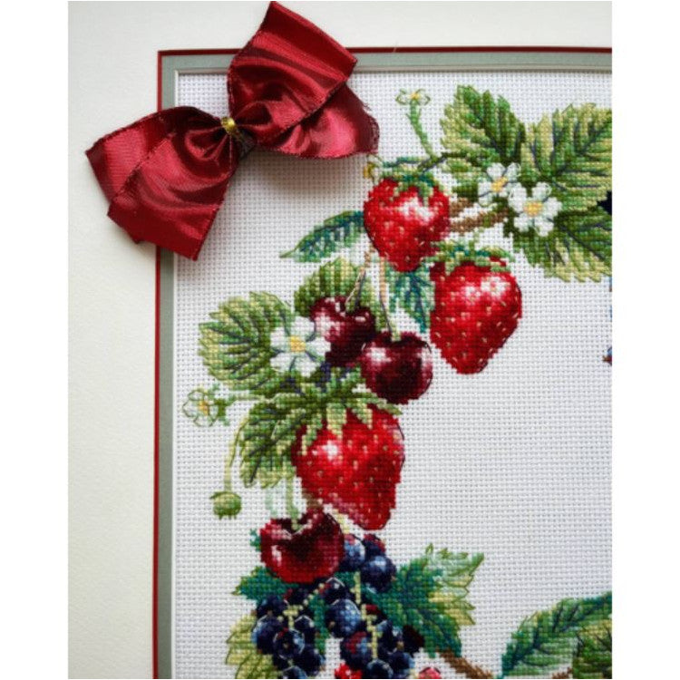 Kit de punto de cruz Riolis 2323 Wreath with Berries, corona de frutos rojos, 30 x 30 cm