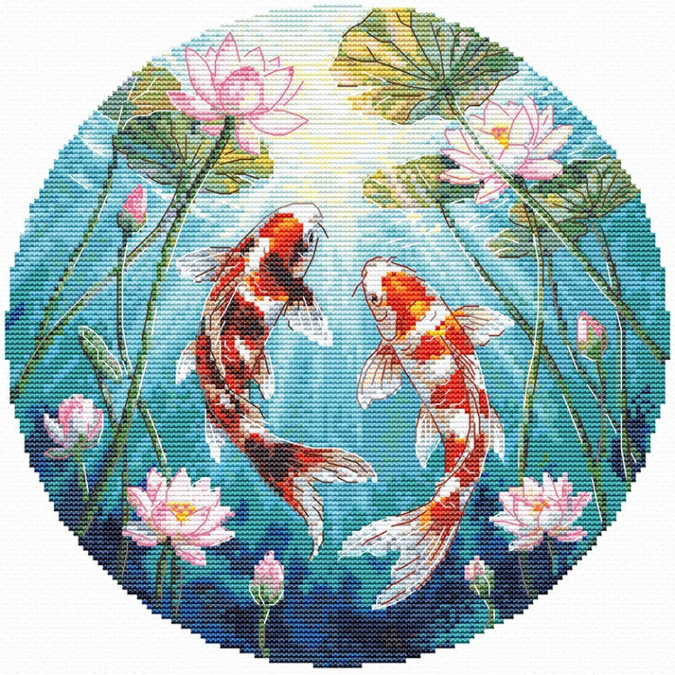 Kit de punto de cruz Andriana SANK-73 Carps and Lotuses con dos carpas koi nadando entre flores de loto y hojas verdes sobre fondo acuático circular.