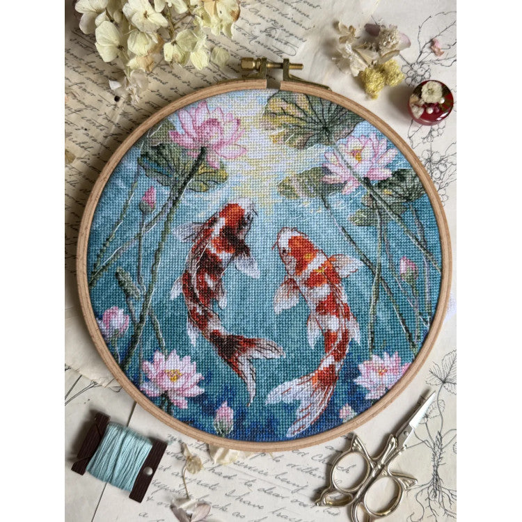 Kit de punto de cruz Andriana SANK-73 Carps and Lotuses – Carpas y Lotos 21,5x21,5 cm