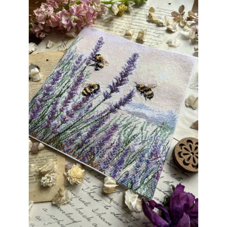 Kit de Punto de Cruz “Summer Song” Andriana SANL-27 – Abejas y lavanda 18,5x18,5 cm Aida 16 ct