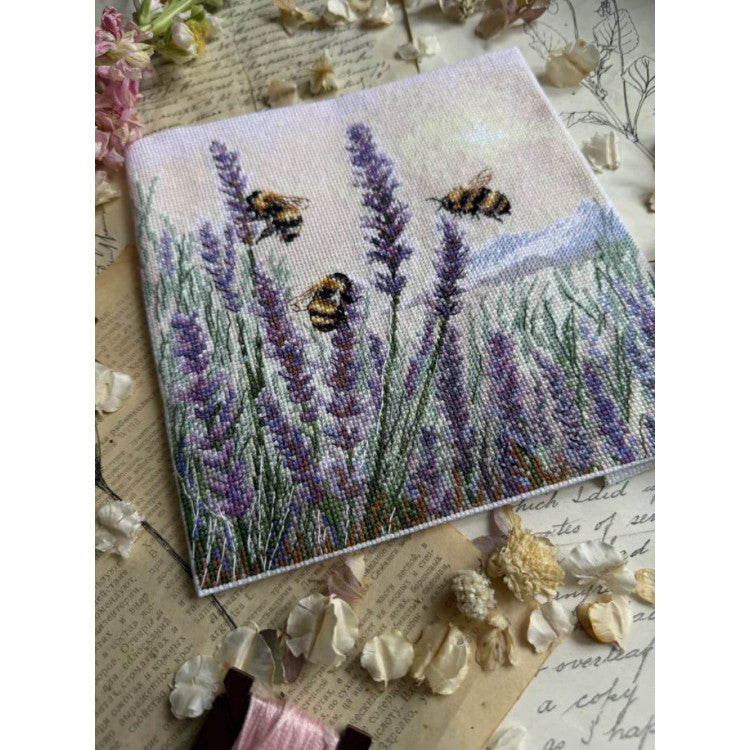 Kit de Punto de Cruz “Summer Song” Andriana SANL-27 – Abejas y lavanda 18,5x18,5 cm Aida 16 ct