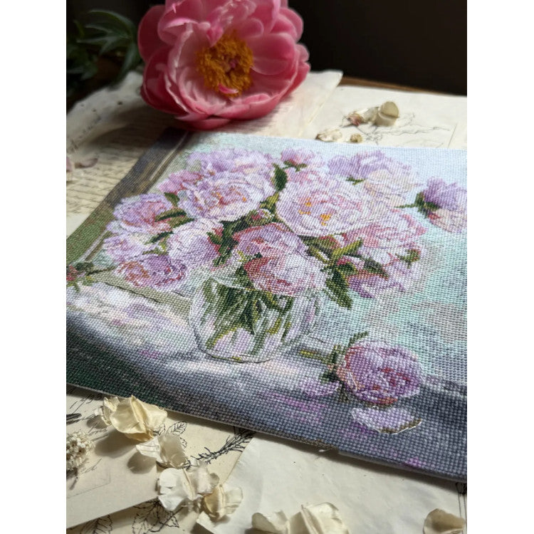 Kit de punto de cruz Andriana SANP-80 Peonies on the Window – Peonías en la Ventana 24,5x24,5 cm