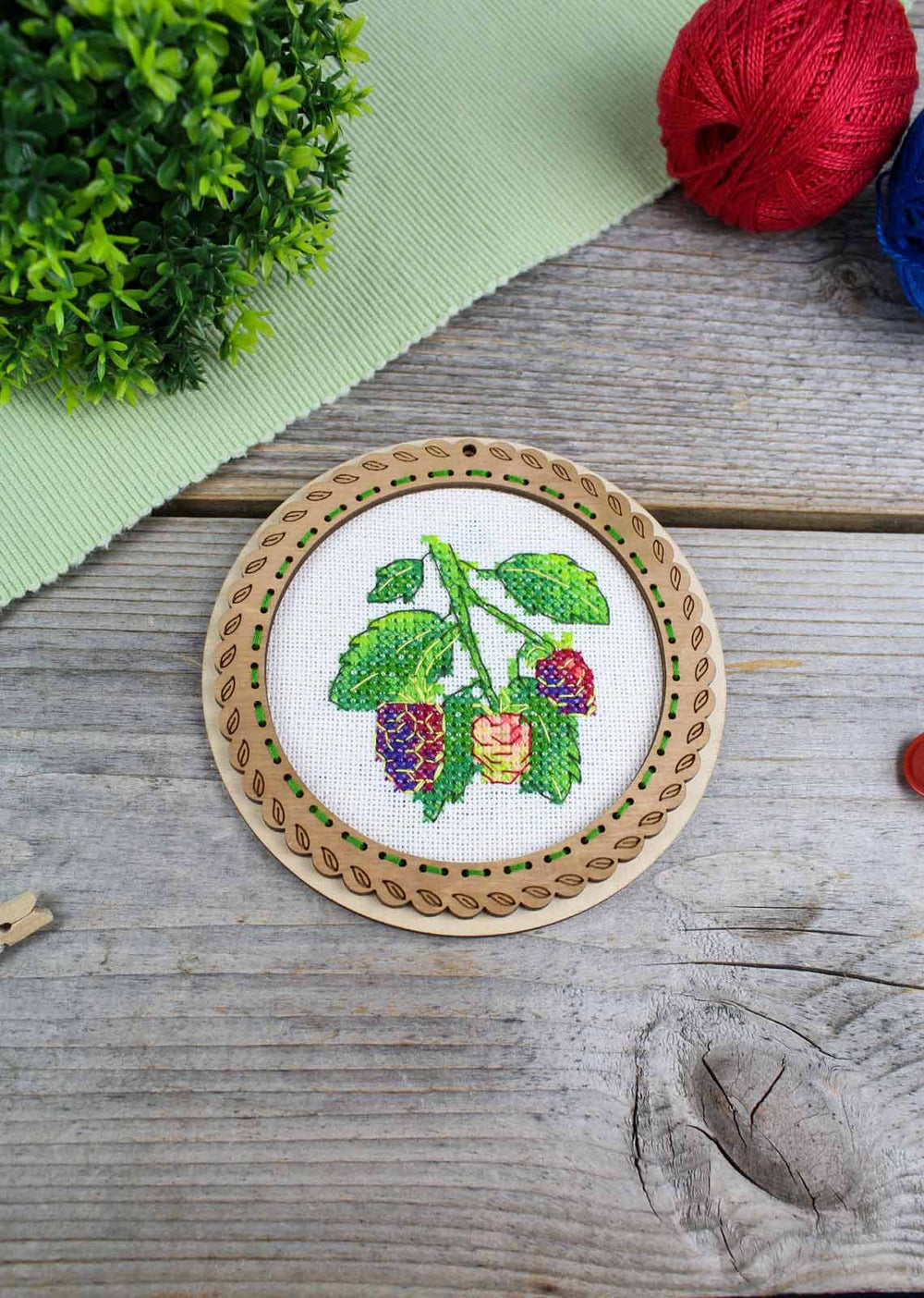 Bordado en madera MP Studia SO-132 – Miniatura “Bayas de verano: Moras”