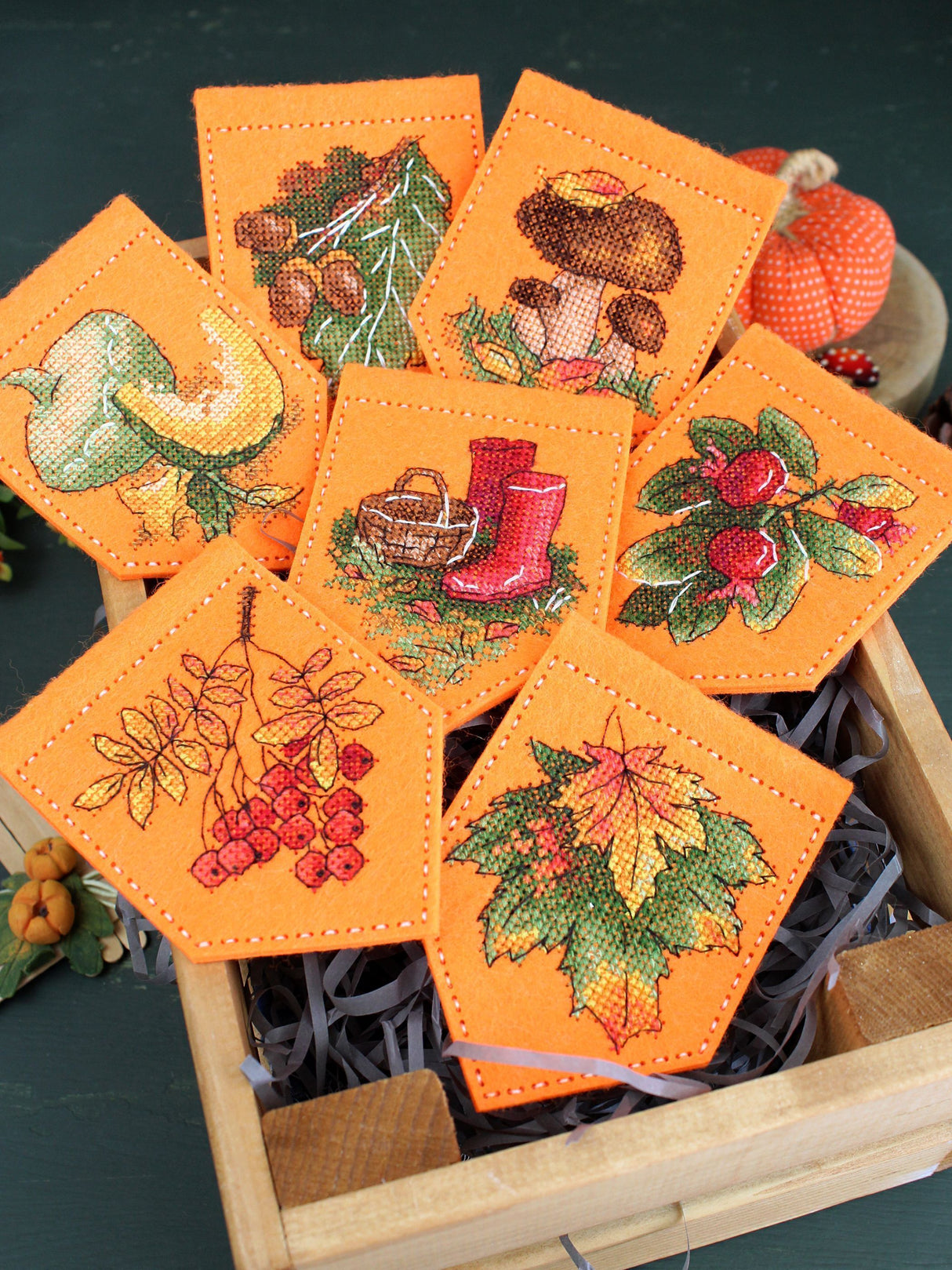 Kit de punto de cruz MP Studia ST-1002 – “Guirnalda de Otoño Naranja (7 banderines)”