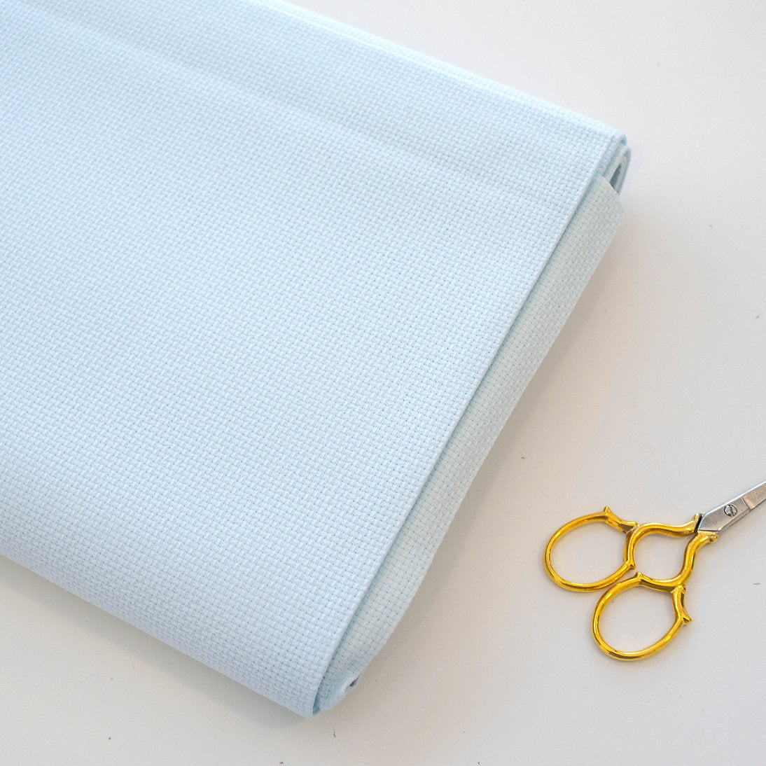 Tela Aida azul claro 14 ct de Zweigart ideal para proyectos de punto de cruz