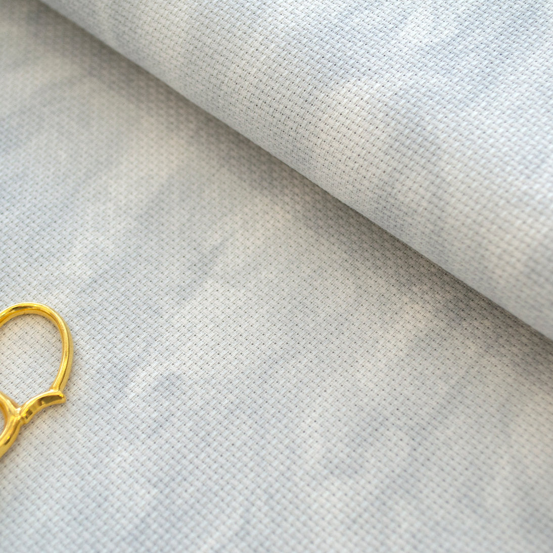 Detalle textura marmoleada tela AIDA 14 ct gris vintage Zweigart