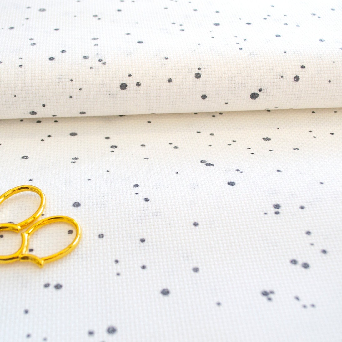 Tela Aida estampada 14 ct de Zweigart con diseño de puntos decorativos