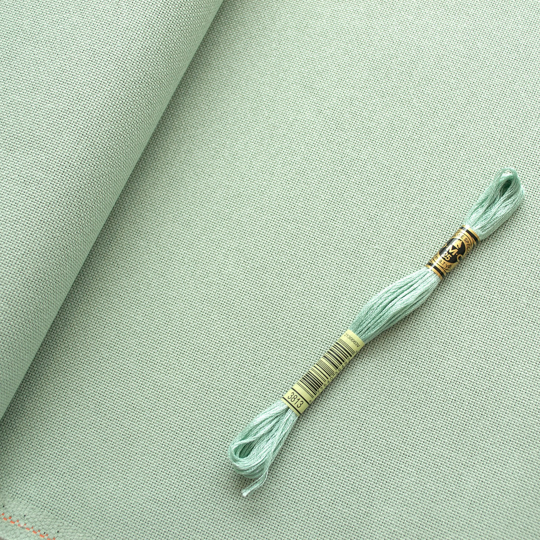 Tela Lugana Evenweave 25 ct Zweigart 618 con hilo DMC para bordado contado